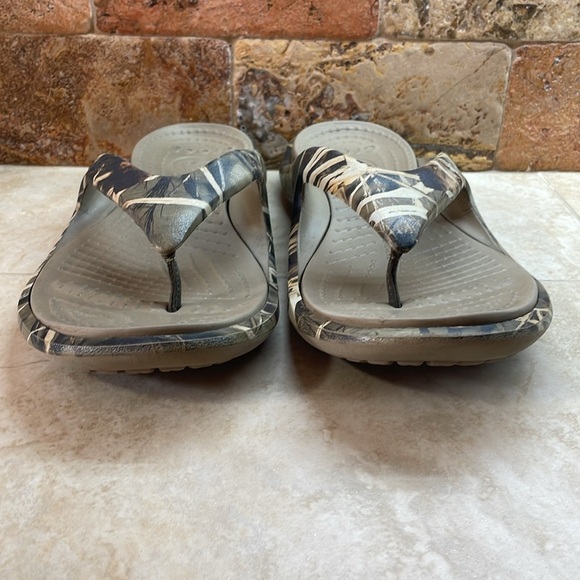 Crocs Men’s Sandals Shoes Camouflage Flip Flops Beach Vacation Green Size 12 - Picture 3 of 14